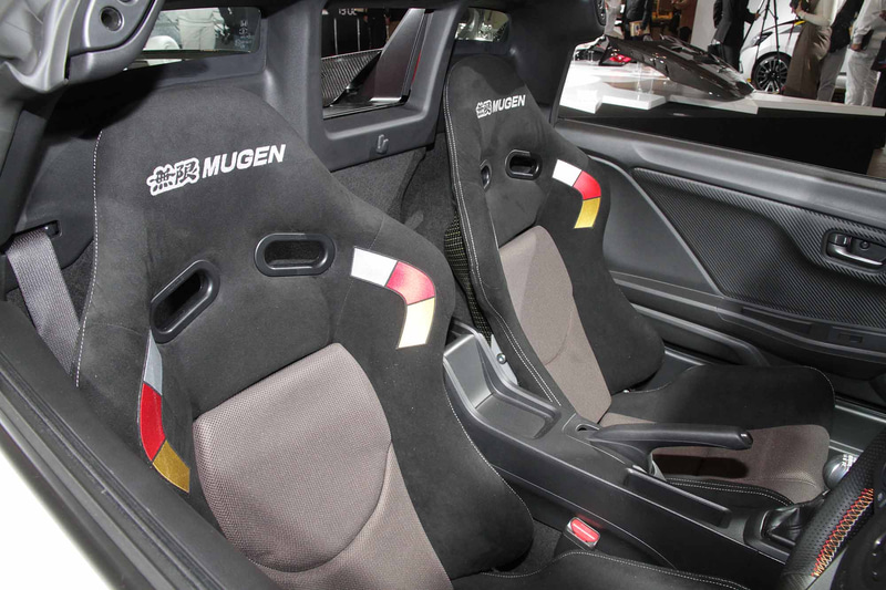 セミバケットシート、スポーツステアリングホイール、スポーツマットといった、こちらも2020年夏発売予定のパーツでインテリアを演出