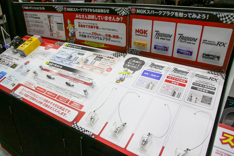 チューニング派にもオススメのスパークプラグ「プレミアムRXプラグ」。実際に触ることができる形で展示されていた
