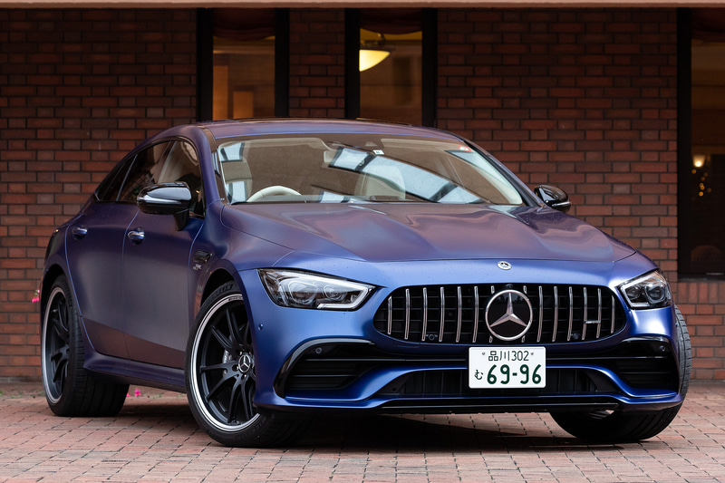 2019年2月に受注を開始した、メルセデスAMGが独自開発した新4ドアスポーツカー「メルセデスAMG GT 4ドアクーペ」。試乗グレードは「メルセデスAMG GT 53 4MATIC＋（ISG搭載モデル）」（1623万円）で、ボディサイズは5050×1955×1440mm（全長×全幅×全高）、ホイールベースは2950mm。ボディカラーのブリリアントブルーマグノはオプションのスペシャルマットペイント仕様
