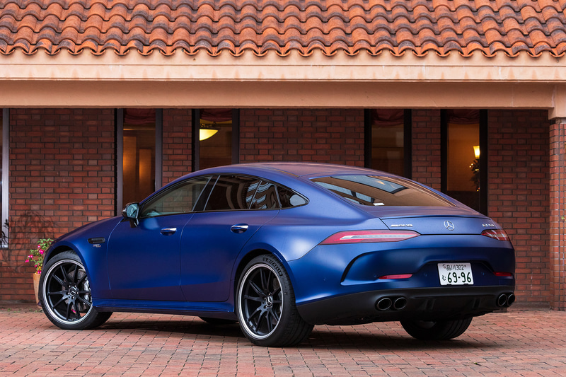 2019年2月に受注を開始した、メルセデスAMGが独自開発した新4ドアスポーツカー「メルセデスAMG GT 4ドアクーペ」。試乗グレードは「メルセデスAMG GT 53 4MATIC＋（ISG搭載モデル）」（1623万円）で、ボディサイズは5050×1955×1440mm（全長×全幅×全高）、ホイールベースは2950mm。ボディカラーのブリリアントブルーマグノはオプションのスペシャルマットペイント仕様