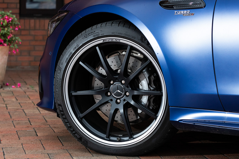 試乗車はマットブラックペイントの鍛造21インチAMG5ツインスポークアルミホイールを装着し、タイヤはミシュラン「パイロット スポーツ 4 S」（フロント：275/35ZR21、リア：315/30ZR21）