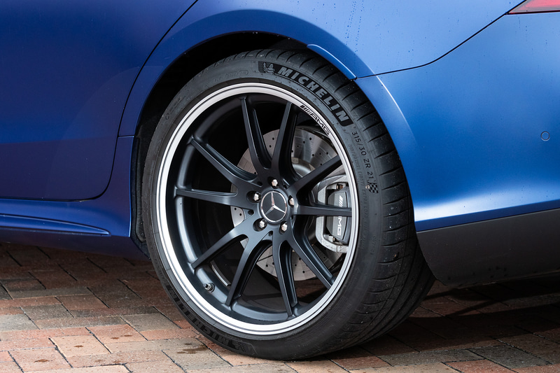 試乗車はマットブラックペイントの鍛造21インチAMG5ツインスポークアルミホイールを装着し、タイヤはミシュラン「パイロット スポーツ 4 S」（フロント：275/35ZR21、リア：315/30ZR21）
