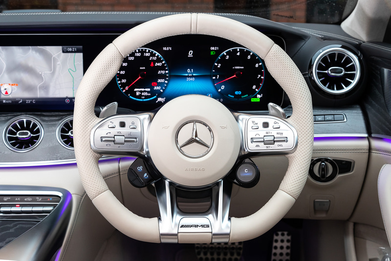 インテリアでは高精細な12.3インチワイドディスプレイ2つを1枚のガラスカバーで融合させた「コックピットディスプレイ」、タービンエンジンを想起させるエアアウトレット、V型8気筒エンジンをモチーフにしたセンターコンソールなどにより、高級感とパフォーマンスの高さを表現