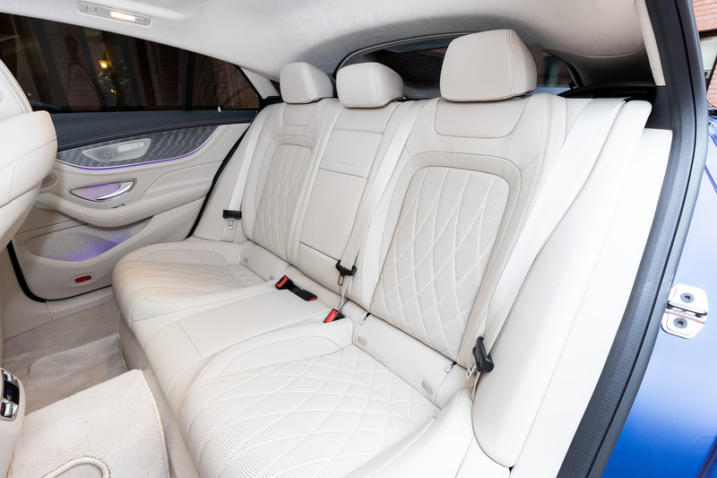 マキアートベージュ/マグマグレーのインテリアカラー。メルセデスAMG GT 4ドアクーペは5人乗り仕様になる