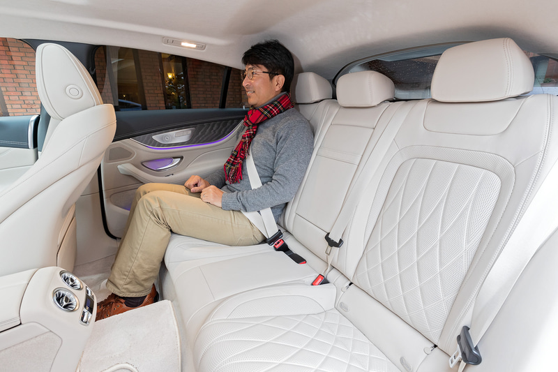 マキアートベージュ/マグマグレーのインテリアカラー。メルセデスAMG GT 4ドアクーペは5人乗り仕様になる