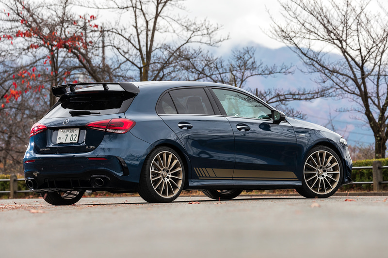 2019年8月に受注を開始した「メルセデスAMG A 35 4MATIC」。試乗車は同モデルの導入を記念した特別仕様車「メルセデスAMG A 35 4MATIC Edition 1」（743万円）。ボディサイズは4436×1797×1405mm（全長×全幅×全高）、ホイールベースは2729mm（数値はすべて欧州参考値）
