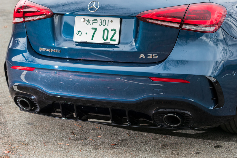 Edition 1のボディカラーはデニムブルーで、サイドにマットテックゴールドの専用デカールを採用。一部がマットテックゴールドにペイントされた19インチAMGマルチスポークアルミホイールも装着する。タイヤはミシュラン「パイロット スポーツ 4 S」（235/35ZR19）