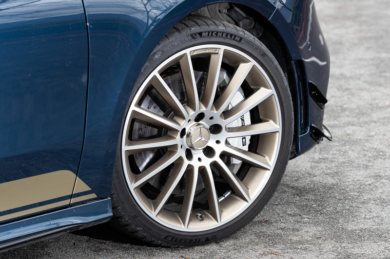 Edition 1のボディカラーはデニムブルーで、サイドにマットテックゴールドの専用デカールを採用。一部がマットテックゴールドにペイントされた19インチAMGマルチスポークアルミホイールも装着する。タイヤはミシュラン「パイロット スポーツ 4 S」（235/35ZR19）