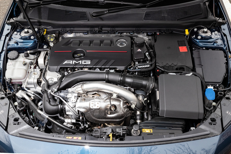 A 35 4MATICは直列4気筒DOHC 2.0リッターターボ「M260」型エンジンを搭載し、最高出力225kW（306PS）/5800rpm、最大トルク400Nm（40.8kgfm）/3000-4000rpmを発生