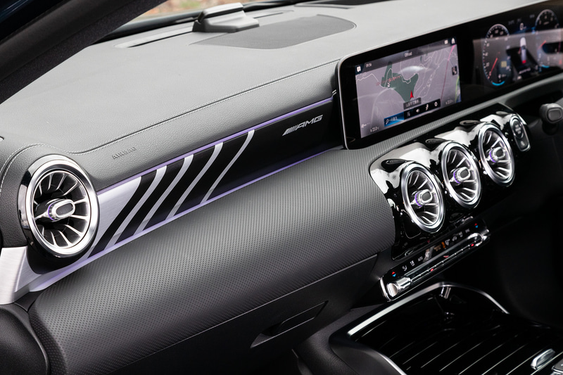 インテリアではマグマグレー/ブラックの2トーンレザーDINAMICAのAMGパフォーマンスシートを装備。インテリアトリムにはAMGのロゴが入ったアルミニウムシルバー/ブラックの専用トリムが与えられるとともに、ステアリングホイールはナッパレザーの“EDITION”ロゴ入りAMGパフォーマンスステアリングが採用される