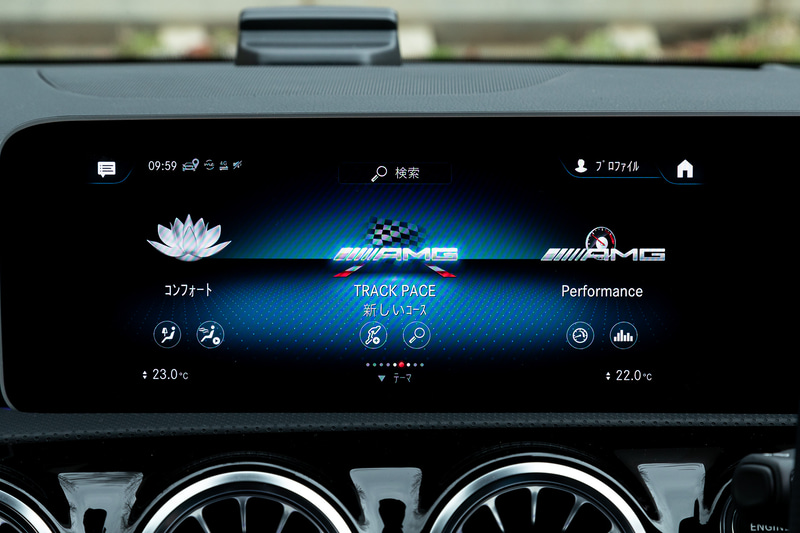 インテリアではマグマグレー/ブラックの2トーンレザーDINAMICAのAMGパフォーマンスシートを装備。インテリアトリムにはAMGのロゴが入ったアルミニウムシルバー/ブラックの専用トリムが与えられるとともに、ステアリングホイールはナッパレザーの“EDITION”ロゴ入りAMGパフォーマンスステアリングが採用される