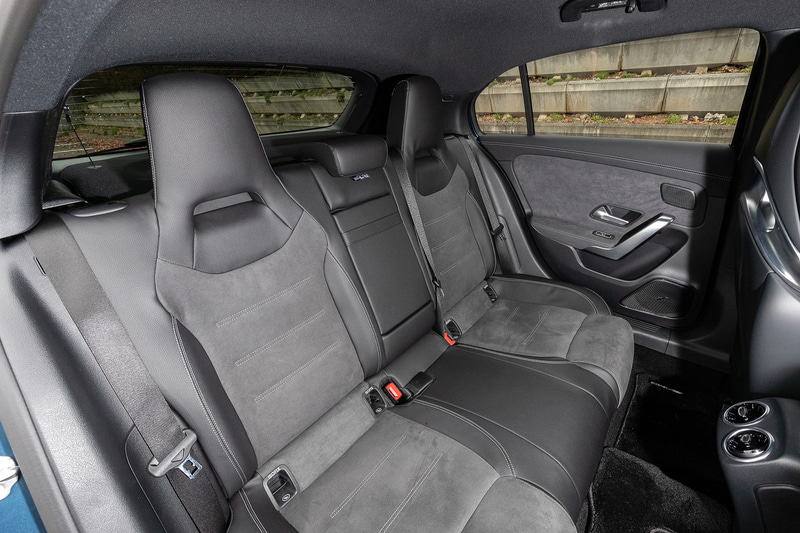 インテリアではマグマグレー/ブラックの2トーンレザーDINAMICAのAMGパフォーマンスシートを装備。インテリアトリムにはAMGのロゴが入ったアルミニウムシルバー/ブラックの専用トリムが与えられるとともに、ステアリングホイールはナッパレザーの“EDITION”ロゴ入りAMGパフォーマンスステアリングが採用される