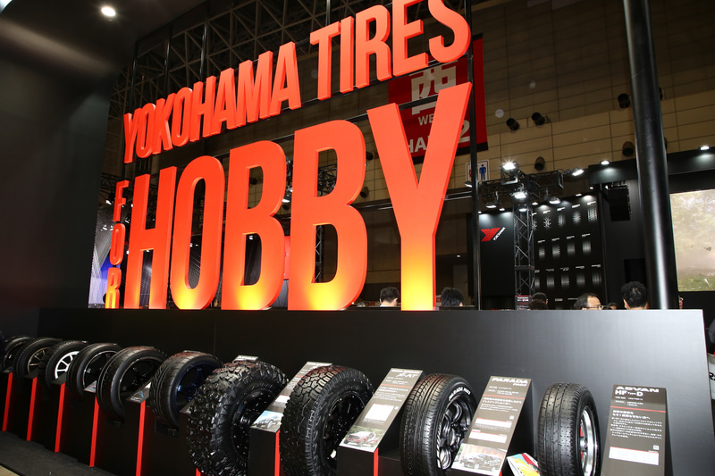横浜ゴムブースではADVANやGEOLANDAR、PARADAなどほぼ全種類のホビータイヤを展示