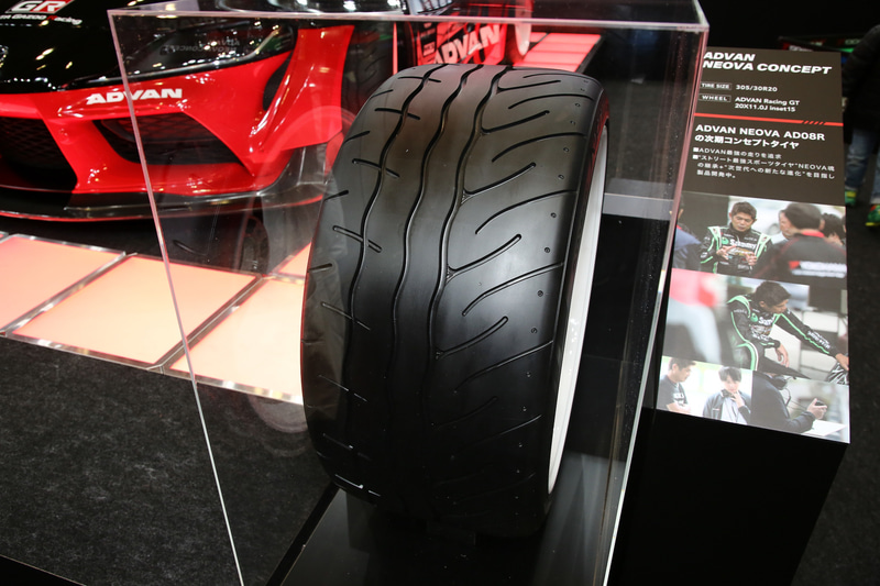 こちらはADVAN NEOVA CONCEPTの単体展示。サイズは305/30R20になる