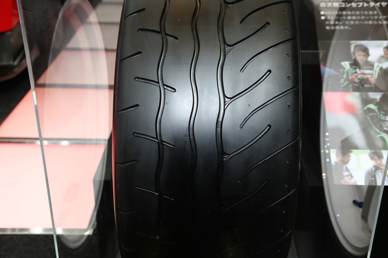 こちらはADVAN NEOVA CONCEPTの単体展示。サイズは305/30R20になる