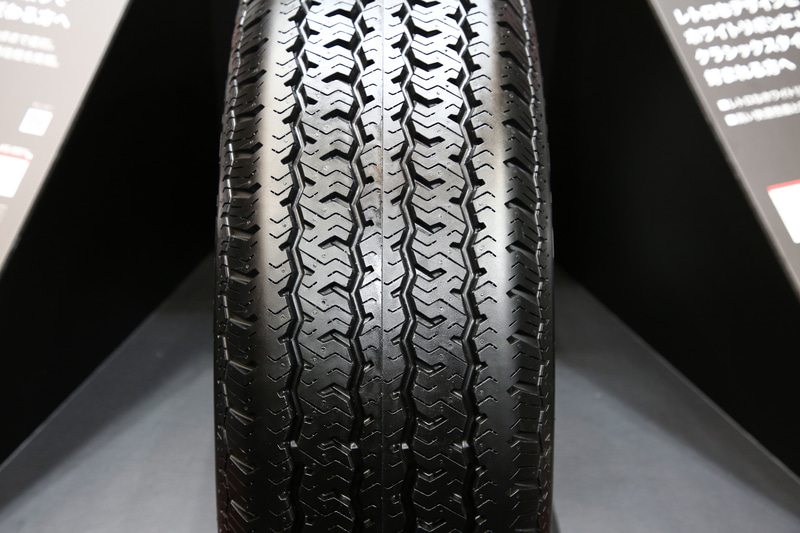 2代目「コルベット」のC2には、新しいクラシックカー向けタイヤとなる「RADIAL 360 STEEL」を装着。今春に発売予定のニューモデルで、コルベットの装着サイズは205/75R15となる