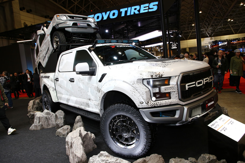 「GEOLANDAR X-AT」を履く2台のオフロードマシン。フォード「F-150」は37×13.50R20、「ジムニー」は195R16Cをサイズを装着
