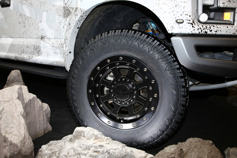 「GEOLANDAR X-AT」を履く2台のオフロードマシン。フォード「F-150」は37×13.50R20、「ジムニー」は195R16Cをサイズを装着