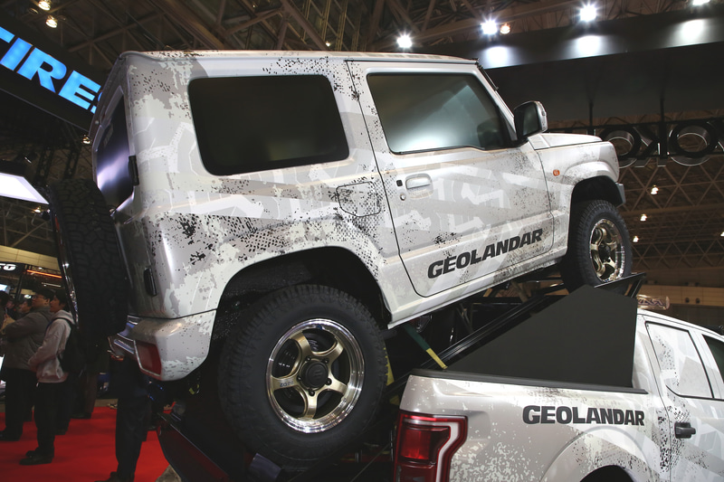 「GEOLANDAR X-AT」を履く2台のオフロードマシン。フォード「F-150」は37×13.50R20、「ジムニー」は195R16Cをサイズを装着
