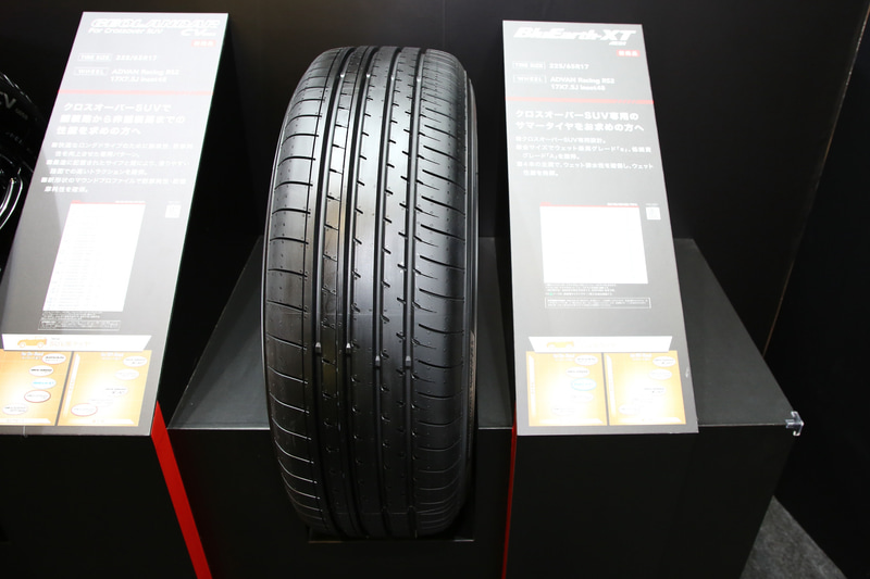 新商品として2019年12月に発表されたばかりの3製品。左からオールシーズンタイヤの「BluEarth-4S AW21」、クロスオーバーSUV向けの「GEOLANDAR CV G058」、クロスオーバーSUV専用となる「BluEarth-XT AE61」