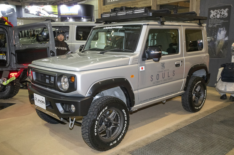 N'sSTAGEではジムニーを始めとしたスズキ車のカスタムコンプリートカー販売に力を入れている。こちらのジムニーはフィッシングツールブランドとコラボレーションした市販コンプリートカー
