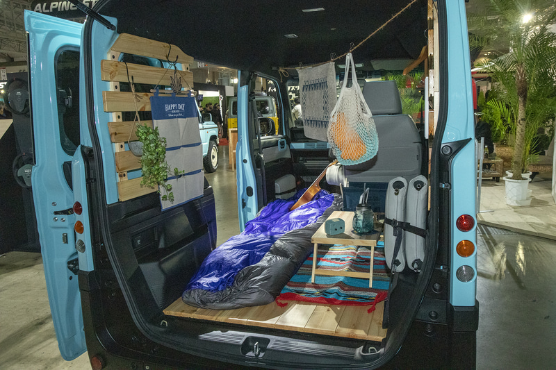 マリブのインテリア。ボディカラーに合うシートカバーを全席に装着。ユーティリティナットを利用してスノコ状の壁を装備している。フロアにはオリジナルのフローリング仕様