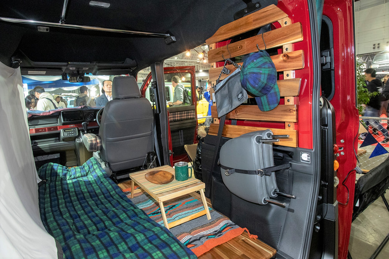 デナリのインテリア。ルーフテントも装備していた。スノコ状のアイテムはマリブと同じ。壁の白い幕はプロジェクターの投影用