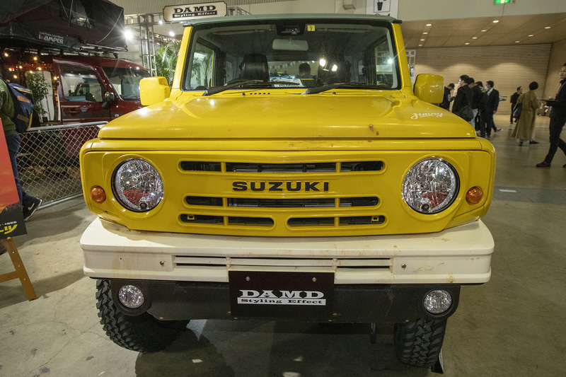 こちらもダムドの出品車。新型ジムニーベースで初代ジムニーLJ10をイメージしたモデルの「the ROOTS」グリルまわりと前後バンパーが変更されている