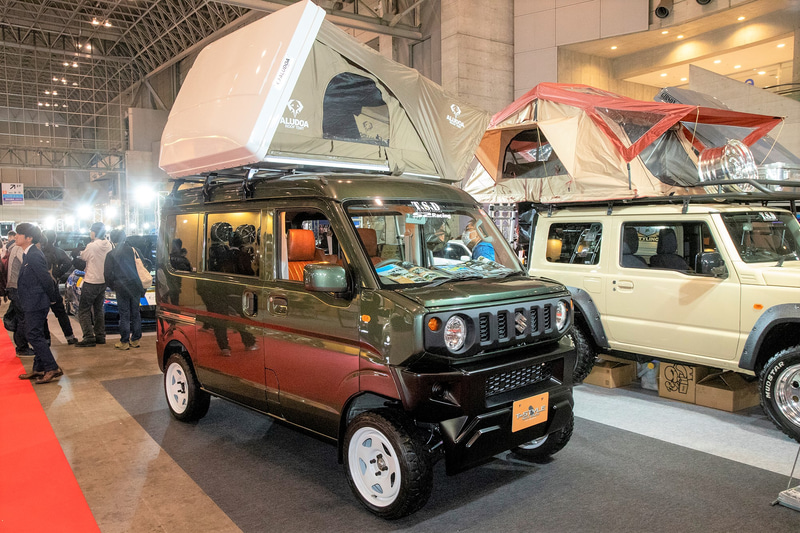 エスツーレーシングが出展していた「ジムリィ」。スズキエブリィに新型ジムニーの純正グリルとライトを装着するためのボンネットやバンパー、フェンダーのキットとなる。フェイスキットは24万8000円（ジムニー用純正パーツは含まず）