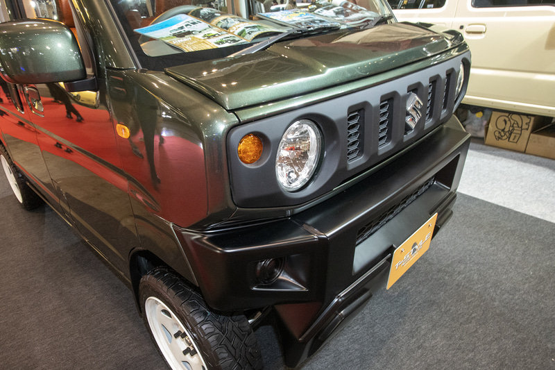 エスツーレーシングが出展していた「ジムリィ」。スズキエブリィに新型ジムニーの純正グリルとライトを装着するためのボンネットやバンパー、フェンダーのキットとなる。フェイスキットは24万8000円（ジムニー用純正パーツは含まず）