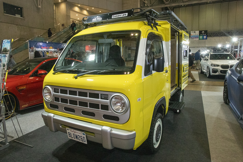 神奈川県にある「ブロー」の「Rock Rider」というフェイスキットを装着した車両でベースはダイハツのハイゼットジャンボ パネルバン。バンパーは大型だがこれは着脱可能な作りなので全長には含まれないもの。パネルバン内部を車中泊仕様にしているところが注目ポイント。このリアまわりは青森にある「カーファクトリーターボー」が製作を手がけている