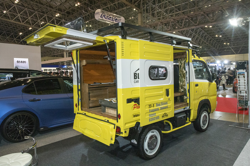 神奈川県にある「ブロー」の「Rock Rider」というフェイスキットを装着した車両でベースはダイハツのハイゼットジャンボ パネルバン。バンパーは大型だがこれは着脱可能な作りなので全長には含まれないもの。パネルバン内部を車中泊仕様にしているところが注目ポイント。このリアまわりは青森にある「カーファクトリーターボー」が製作を手がけている