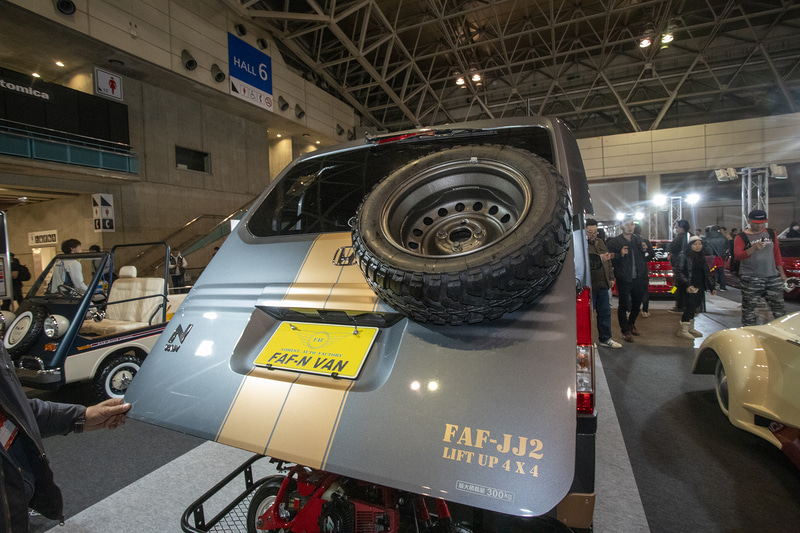 スペアタイヤはバックドアに移設する。このためのキットも発売予定