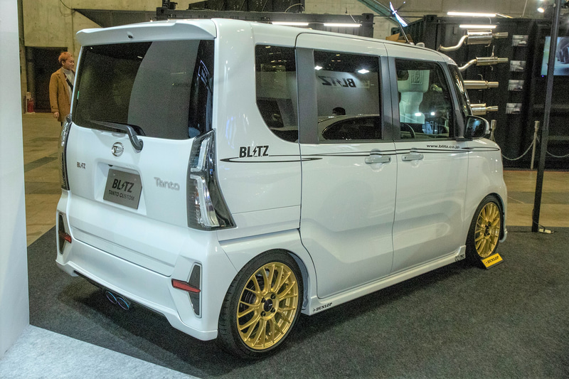 総合パーツメーカーの「ブリッツ」が出展するダイハツ タント カスタム。街乗りをカッコよく快適に走行することを目的に、ノーマルではもの足りないと思う部分をカスタムしている。サスキットはダンパーZZ-Rで乗り心地が向上。車高は展示用のものだ。エアロは前後とも開発中で材質はFRPではなく安全性や耐久性があるウレタンとなる