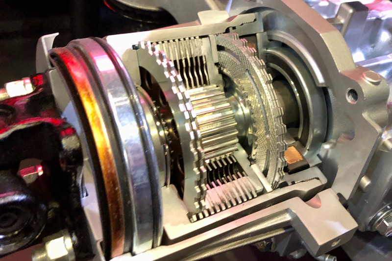 センターデフ「電子制御多板クラッチセンターデファレンシャル」。左が前輪側で、右が後輪側。多板クラッチの構造、クラッチプレートのパターンから、ジェイテクト製に見える