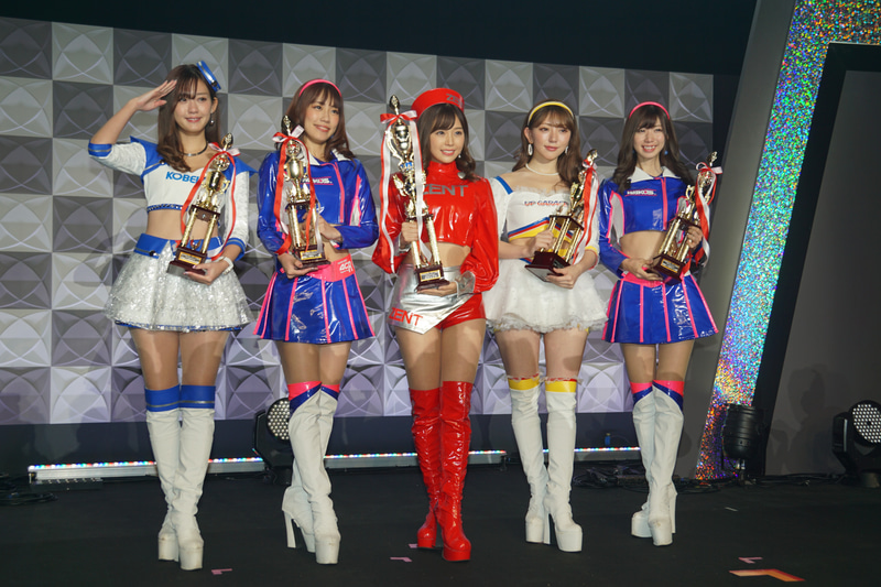 日本レースクイーン大賞を受賞した左から中村比菜さん、霧島聖子さん、川村那月さん、神尾美月さん、生田ちむさん