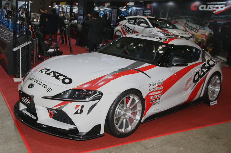 クスコは早くも得意のボディ補強パーツやスタビ、車高調を展示。LSDなどもやっていくとのこと