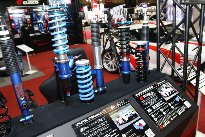 クスコは早くも得意のボディ補強パーツやスタビ、車高調を展示。LSDなどもやっていくとのこと