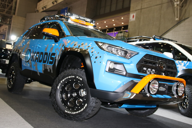 4WD車のカスタムのスペシャルショップ、ロードハウスによるRAV4。タフさをイメージさせる車高上げ路線でのメイク