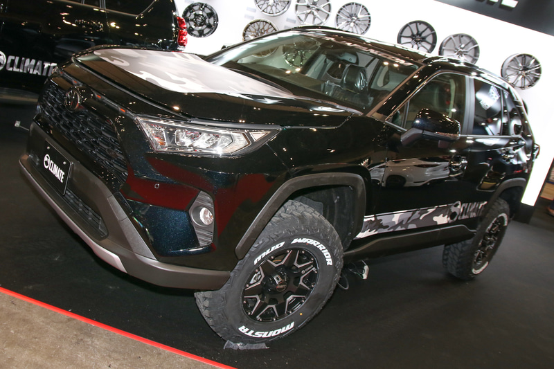 SUVのカスタムも得意なクライメイトのRAV4。リフトアップ＋4WDらしいホイール＆タイヤをセレクトした
