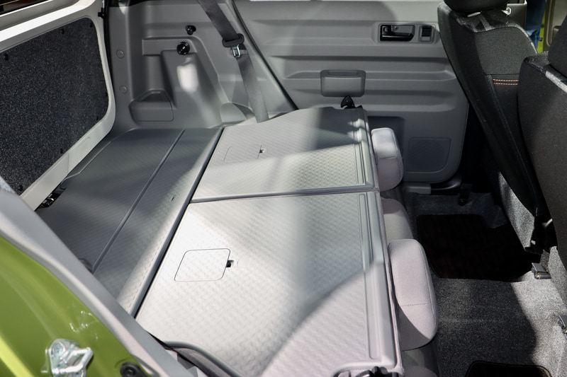 前席はしっかりと運転に集中させ、後席は使い倒せる荷室のようになっているのが特徴