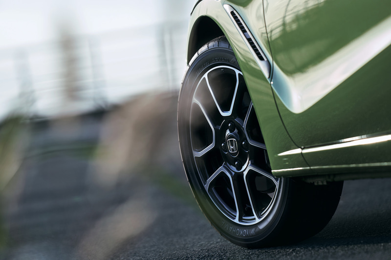 「デザインの深化」をコンセプトに、新デザインのアルミホイールの採用、国内初となる新色「アクティブグリーン・パール」の設定、「α」におけるインテリアの質感、快適性の向上などを実施