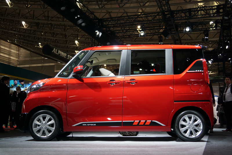 サイドで抑揚を効かせつつ、前後方向のイメージを強調して短く小さく見えないよう工夫している