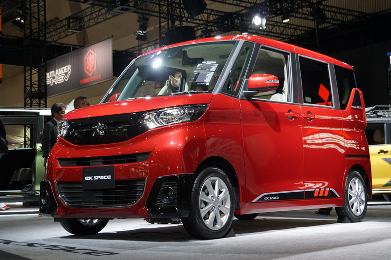 ターボ仕様のeKスペースではブラック塗装のフロントグリルを採用。バンパー両サイドにもブラック塗装の「フロントコーナーエクステンション」を備える