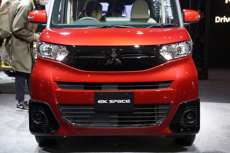 eKクロス スペースと比較して、フロントマスクを曲線基調にして万人受けしやすいデザインとしている