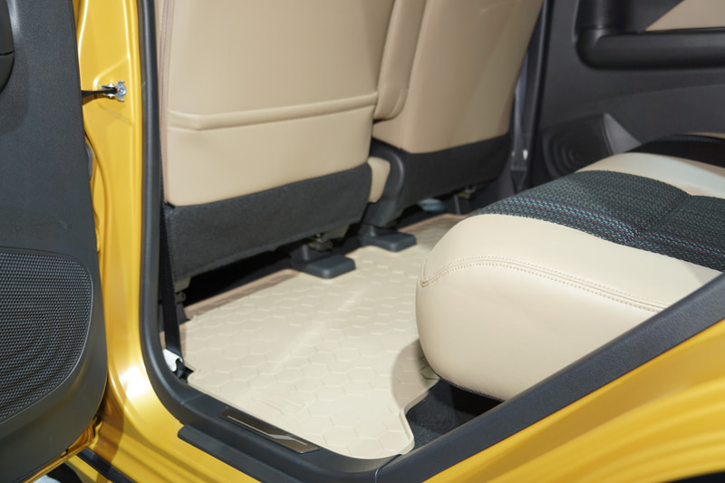 車内ではインテリアトリムやシート表皮とカラーコーディネートした「オールウェザーマット」を備えてSUVテイストを強調