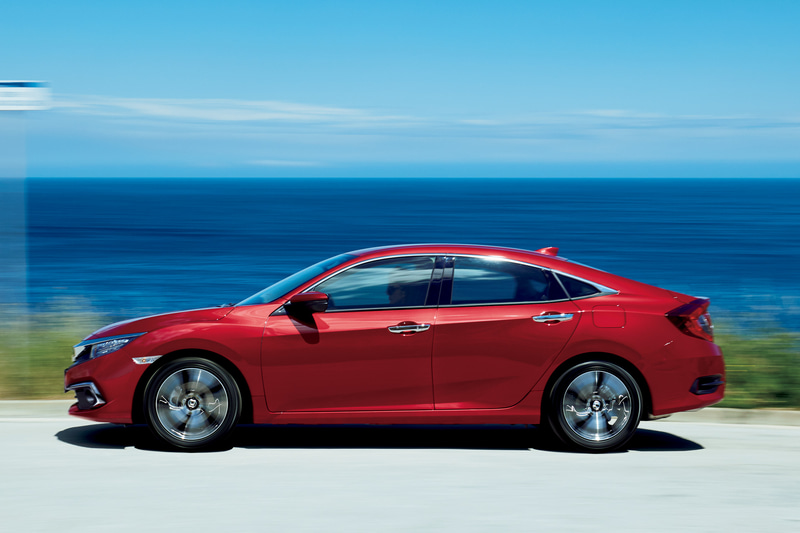 フロントバンパーやリアガーニッシュのデザイン、アルミホイールのカラーを変更