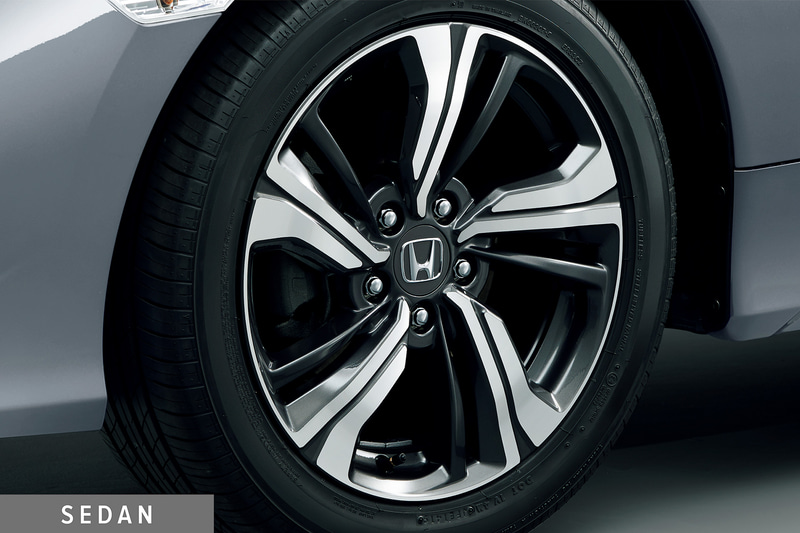 フロントバンパーやリアガーニッシュのデザイン、アルミホイールのカラーを変更