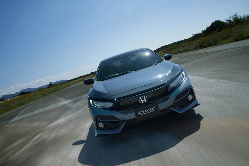 前後バンパー、フロントグリル、リアロアガーニッシュのほか、アルミホイールのデザインを変更