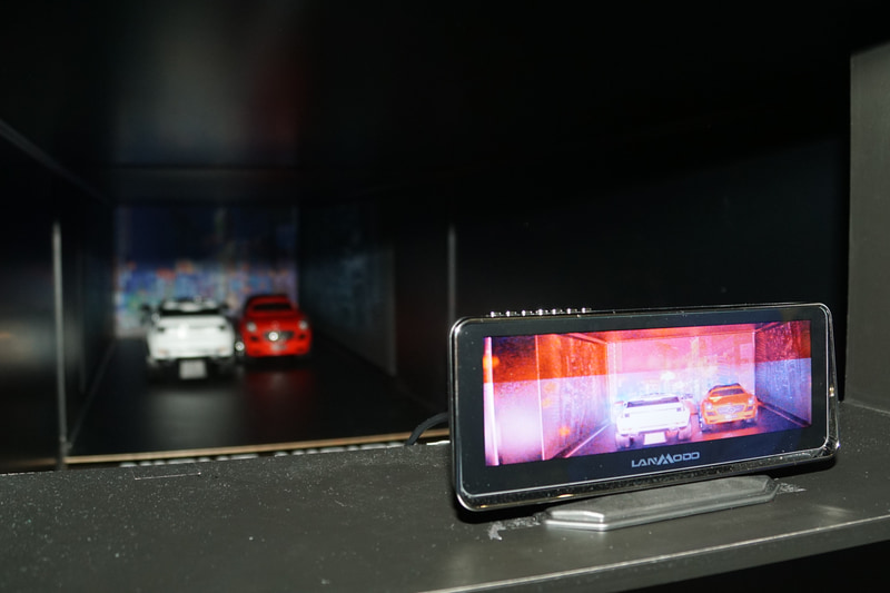 数m先の暗がりにミニカーを配置した体験コーナー